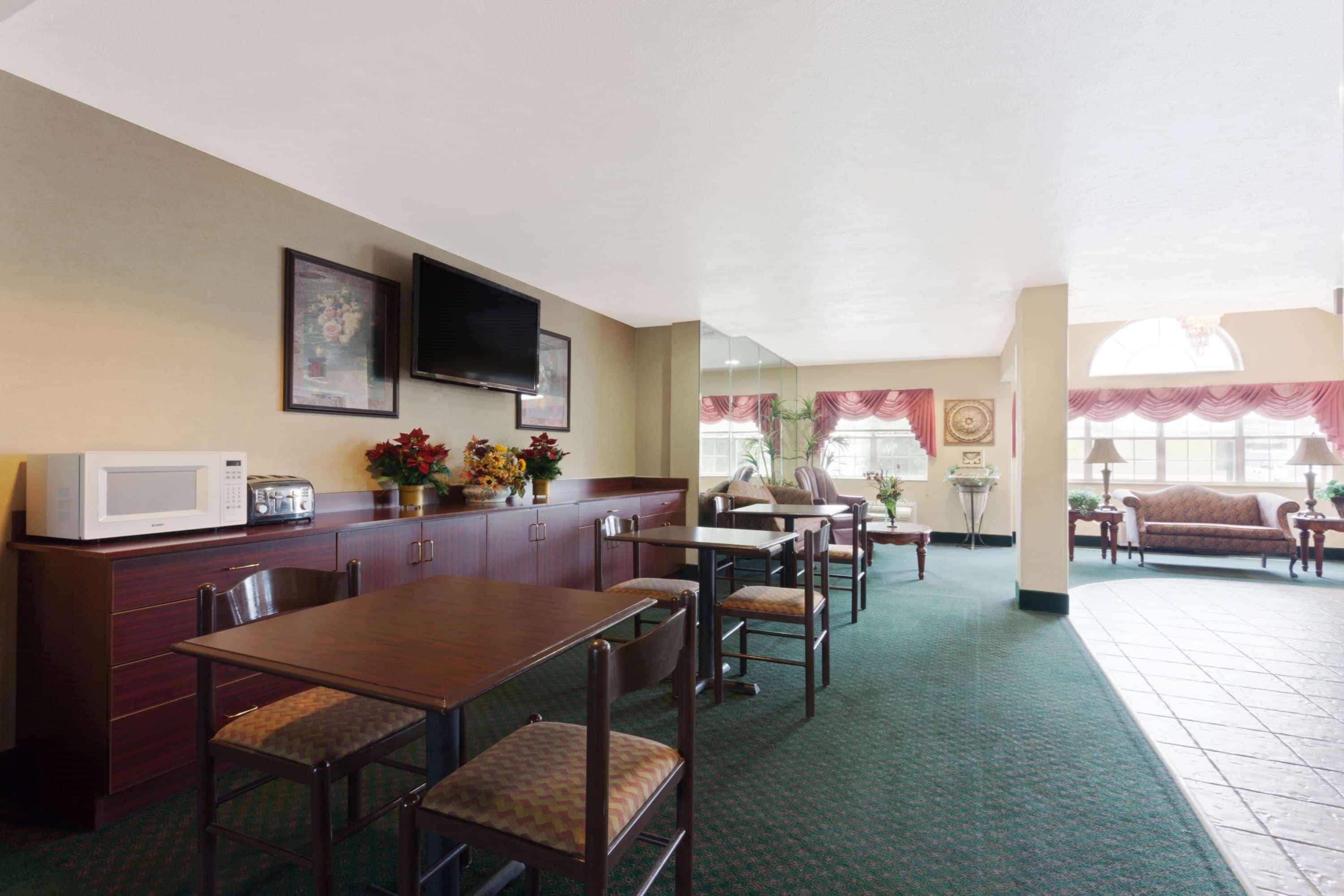 Microtel Inn & Suites By Wyndham Brandon Exterior photo