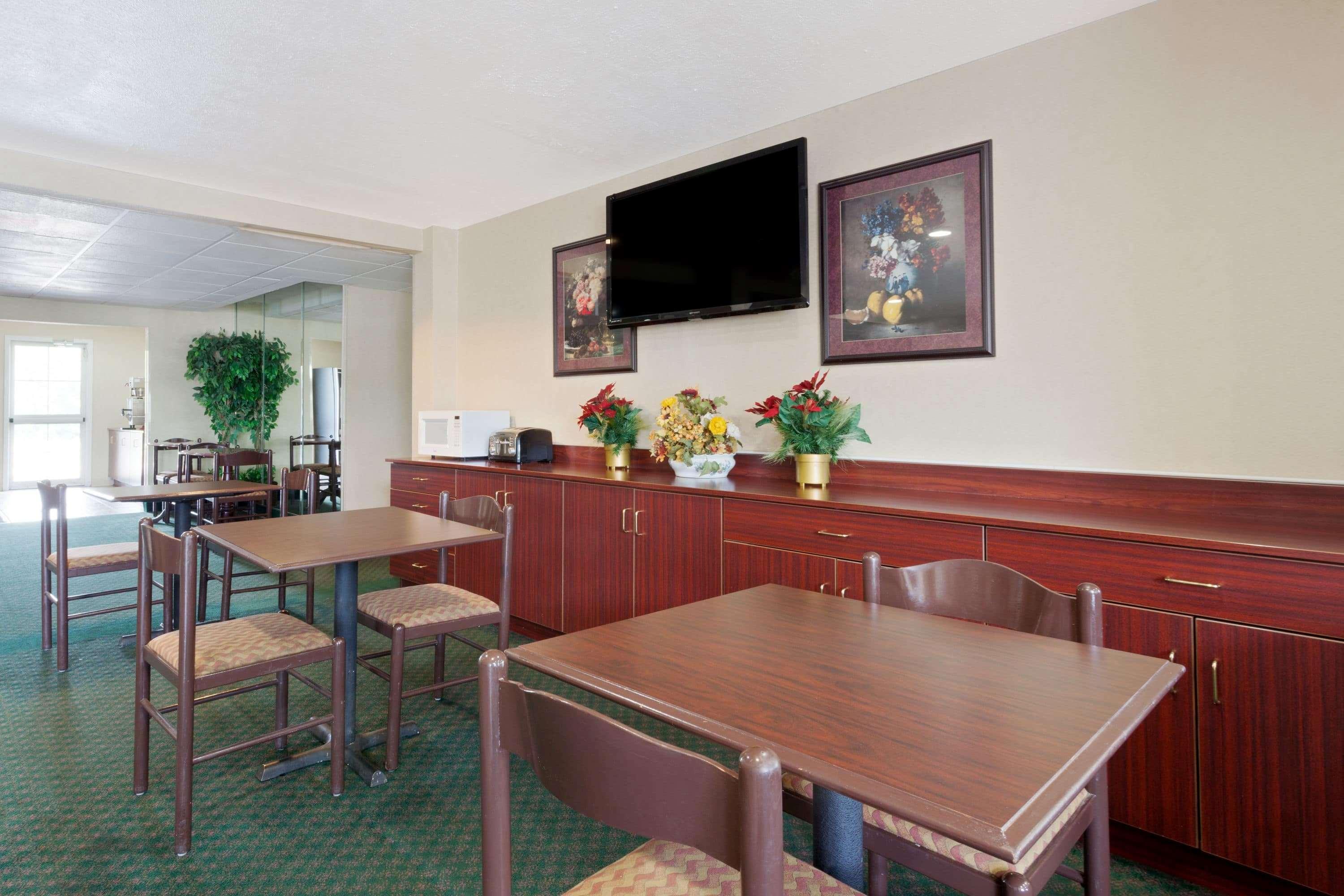 Microtel Inn & Suites By Wyndham Brandon Exterior photo
